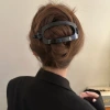 The simple and elegant oval hair clip at the back of the female head exudes a sense of sophistication. The one-piece twist clip is a large bun with a generous amount of hair and a headwear clip Application Scenario